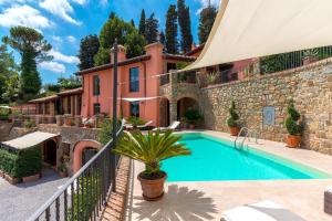 une villa avec une piscine en face d'une maison dans l'établissement Palazzo Panteraie, à Montecatini Terme
