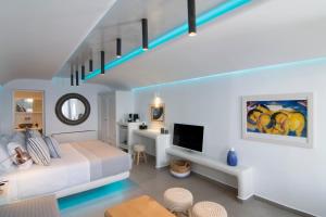 Μια τηλεόραση ή/και κέντρο ψυχαγωγίας στο Secret Legend Suites