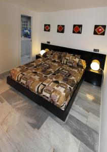 1 dormitorio con 1 cama grande en una habitación en CENTER SEVILLA (Wi-Fi). CATHEDRAL 3 MIN., en Sevilla