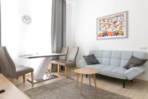 un soggiorno con divano e tavolo di Apartment house in Vienna a Vienna