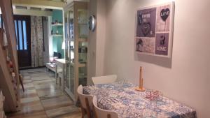 uma sala de jantar com mesa e cadeiras e um corredor em La casita del jerte em Cabezuela del Valle
