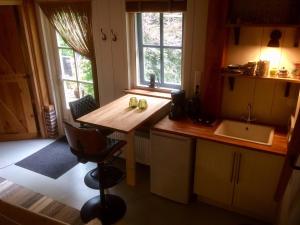 Kuchyň nebo kuchyňský kout v ubytování B&B De Pastorie bij Dokkum