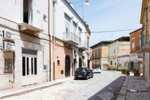 un coche aparcado en una calle en un callejón en B&B La Casetta, en Cerignola