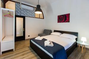 1 dormitorio con 1 cama y 1 silla en B&B La Casetta, en Cerignola