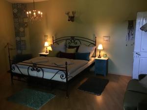 1 dormitorio con 1 cama con 2 lámparas y 2 alfombras en le mignon, en Illingen