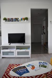 普拉的住宿－Valkane apartment，客厅配有电视和桌子