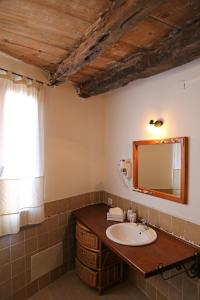 y baño con lavabo y espejo. en B&B Casa Doria en Castelsardo
