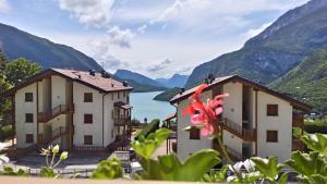 une vue sur deux bâtiments avec des montagnes en arrière-plan dans l'établissement Appartamenti Arcobaleno, à Molveno