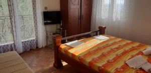 een slaapkamer met een bed met twee laptops erop bij Apartmani Mirista in Herceg-Novi