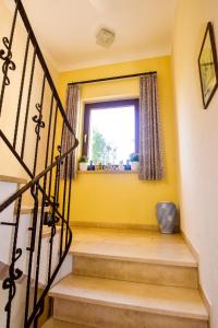 巴特德里堡的住宿－Haus Eyers，黄色客房,设有楼梯和窗户