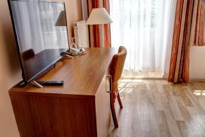 Televízia a/alebo spoločenská miestnosť v ubytovaní Penzion Tillerova vila