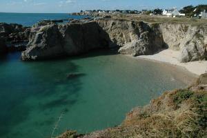 un gran cuerpo de agua junto a una playa en La cabine de plage, en Batz-sur-Mer