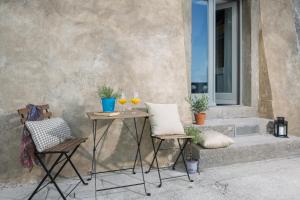 einen Tisch mit zwei Gläsern Wein auf einer Terrasse in der Unterkunft Lemechi Casa San Marco in Labin