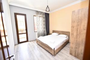 Een bed of bedden in een kamer bij Hotel Phaliashvili
