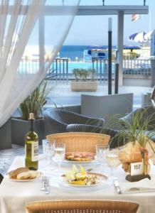 Mad på hotellet eller i nærheden