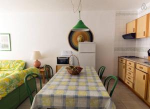 Apartamento T1 a 250 metros da Praia - Albufeiraにあるキッチンまたは簡易キッチン