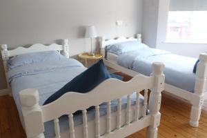 Postel nebo postele na pokoji v ubytování Rosaries Apartment Kilkee
