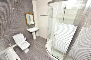 Een badkamer bij Hotel Phaliashvili