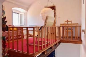 Habitación con escalera de madera y mesa. en Canto Mundo, en Castelo de Vide