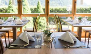 A restaurant or other place to eat at Hotel Mirabell