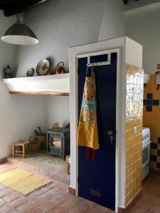 Una puerta azul en una cocina con fogones en Canto Mundo, en Castelo de Vide