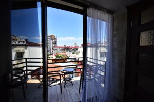 Een balkon of terras bij Hotel Phaliashvili