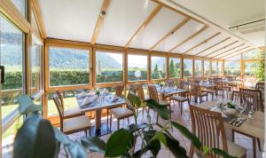 A restaurant or other place to eat at Hotel Mirabell