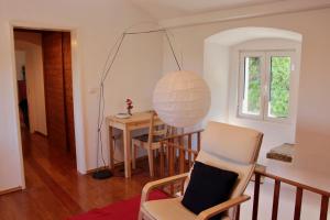 una habitación con una mesa, una silla y un orbe en Canto Mundo, en Castelo de Vide