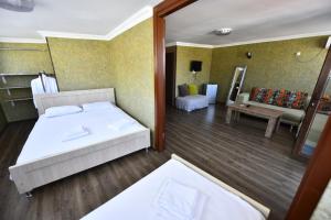 Een bed of bedden in een kamer bij Hotel Phaliashvili