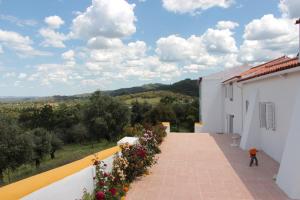 desde el balcón de un edificio blanco con flores en Canto Mundo, en Castelo de Vide