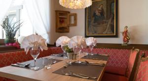 A restaurant or other place to eat at Hotel Mirabell