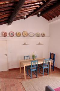 comedor con mesa, sillas y platos en la pared en Canto Mundo, en Castelo de Vide 26 fotos más
