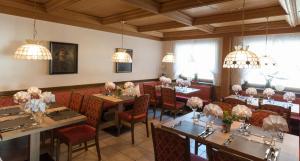 A restaurant or other place to eat at Hotel Mirabell