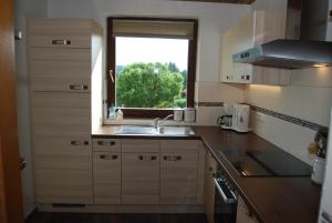 Kuchnia lub aneks kuchenny w obiekcie Ferienhaus Pernull
