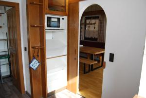 drzwi prowadzące do kuchni z kuchenką mikrofalową w obiekcie Ferienhaus Pernull w mieście Hermagor +23 zdjęcia