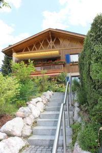 un conjunto de escaleras que conducen a una casa en Ferienwohnung Schauberger en Oberammergau