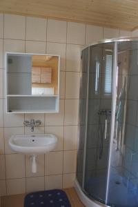 W łazience znajduje się prysznic i umywalka. w obiekcie Domki Letniskowe Bryza w mieście Jarosławiec