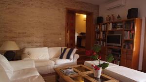 ニハルにあるCasa El Arenalのリビングルーム(白いソファ、コーヒーテーブル付)