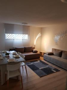 uma sala de estar com um sofá e uma mesa em SUNSHINE Apartments Rust-Ringsheim em Ringsheim
