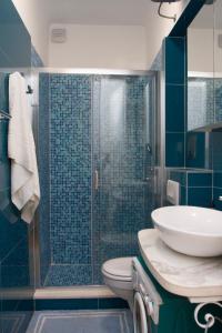 y baño con aseo y ducha acristalada. en Apartment Ina en Split