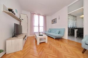 TV a/nebo společenská místnost v ubytování Apartman Lana in city centre with garage