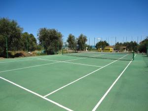 een tennisbaan met twee tennisnetten erop bij Residence Parco del Sole in Rodi Garganico