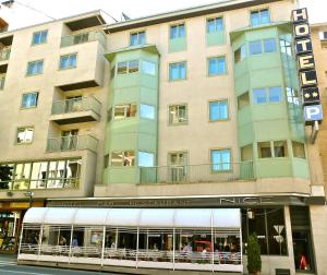 un edificio con un autobús estacionado frente a él en Hotel Nice, en La Seu d'Urgell