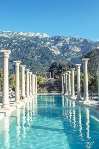 einen Pool mit Säulen und blauem Wasser in der Unterkunft Finca Cas Sant in Sóller