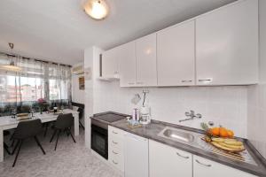 Kuchyň nebo kuchyňský kout v ubytování Apartman Lana in city centre with garage