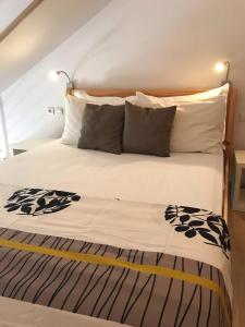 Postel nebo postele na pokoji v ubytování Villa Jani Top Floor Suite