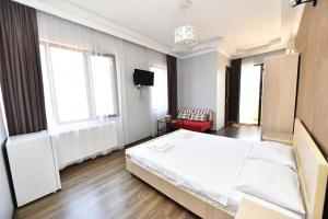 Een bed of bedden in een kamer bij Hotel Phaliashvili