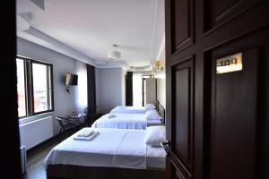Een bed of bedden in een kamer bij Hotel Phaliashvili