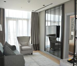 Uma área de estar em CVK Taksim Hotel Istanbul