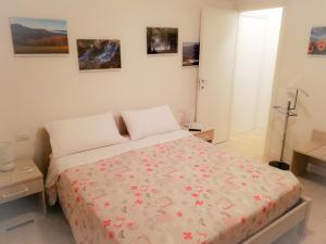 a bedroom with a bed with red flowers on it at Casa Bice Casa Vacanze in Case Pieve al Toppo
